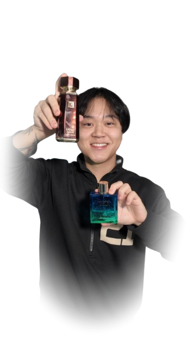 Dono da Tokyo Promos segurando perfumes